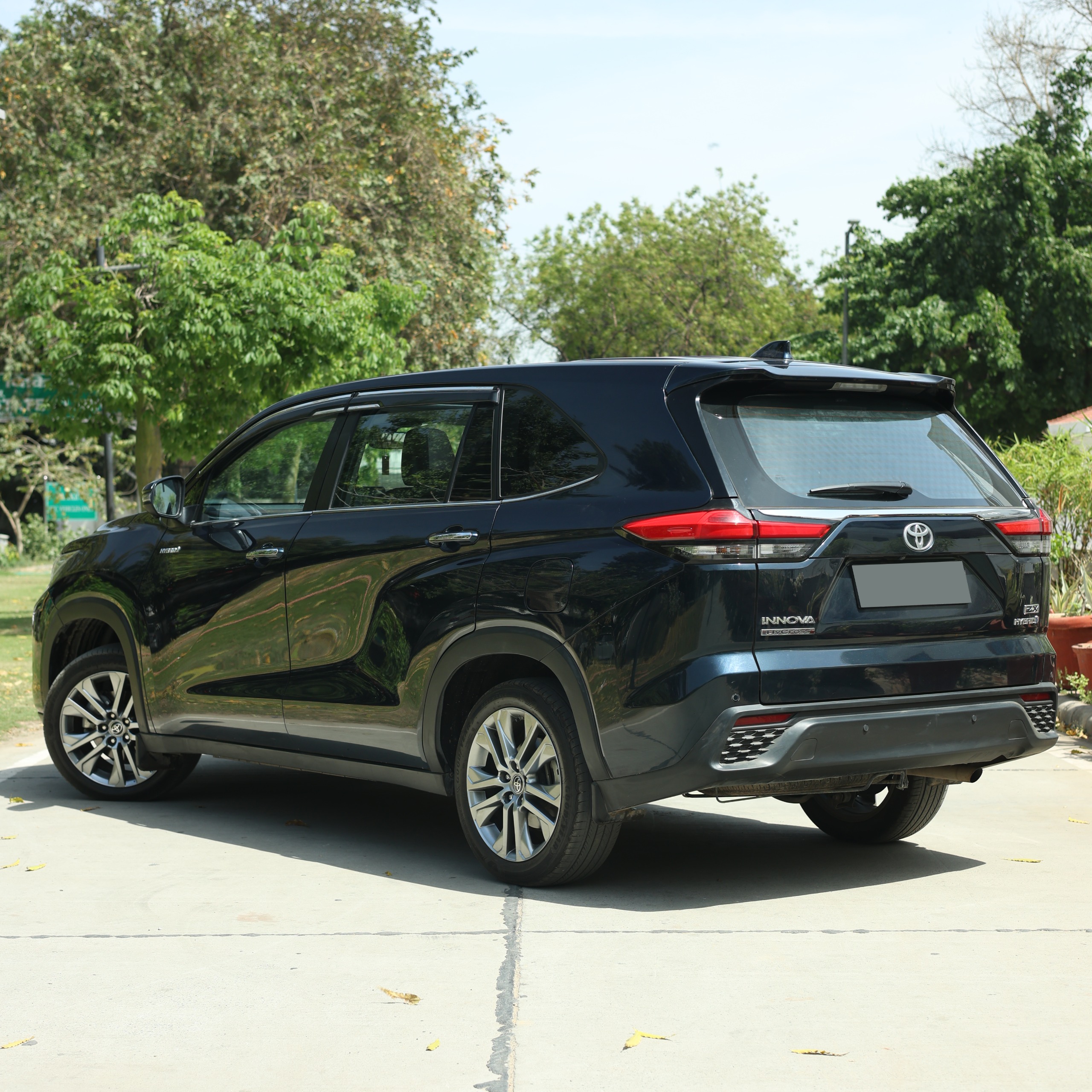 TOYOTA INNOVA HYCROSS ZX(O)