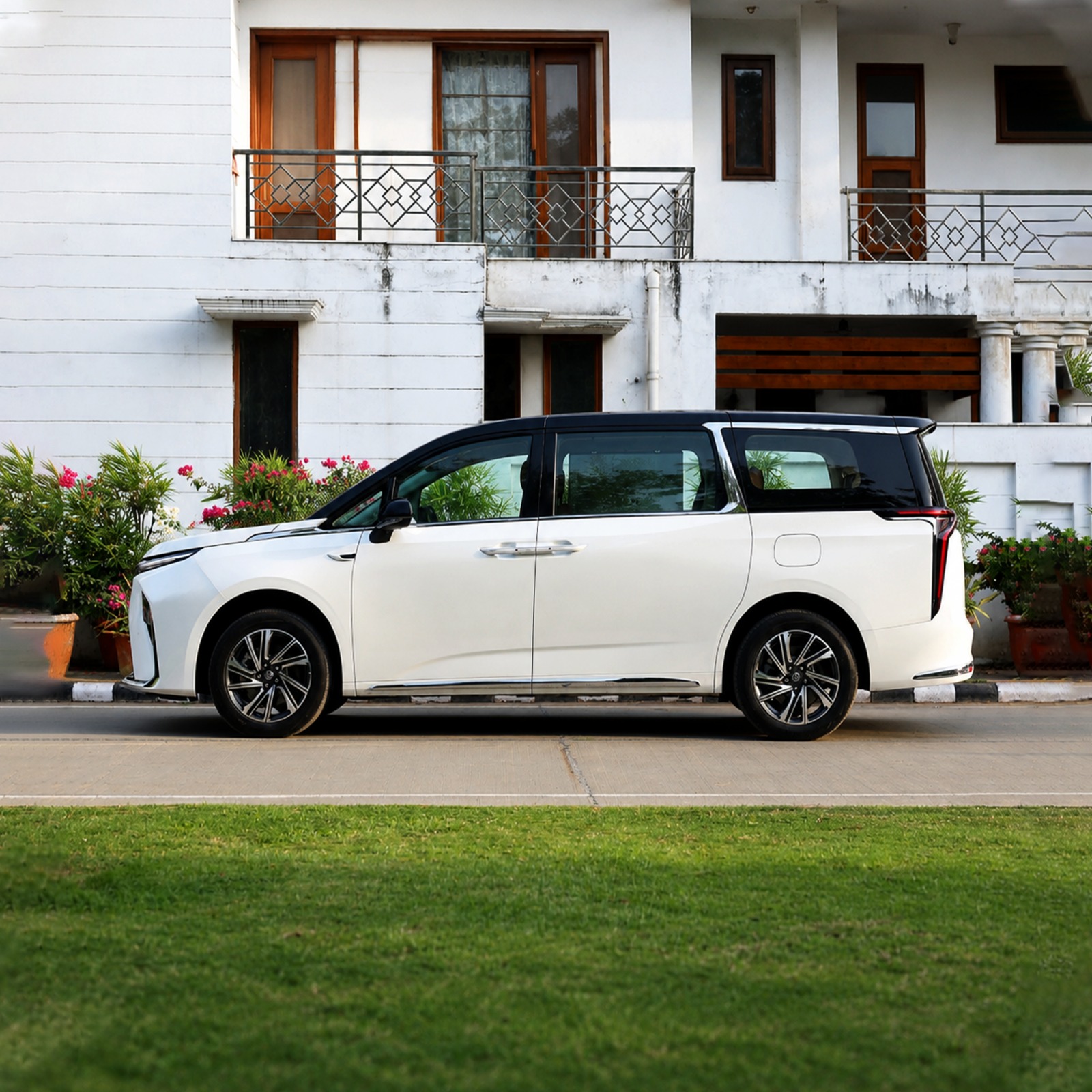 MG M9 EV ELECTRIC