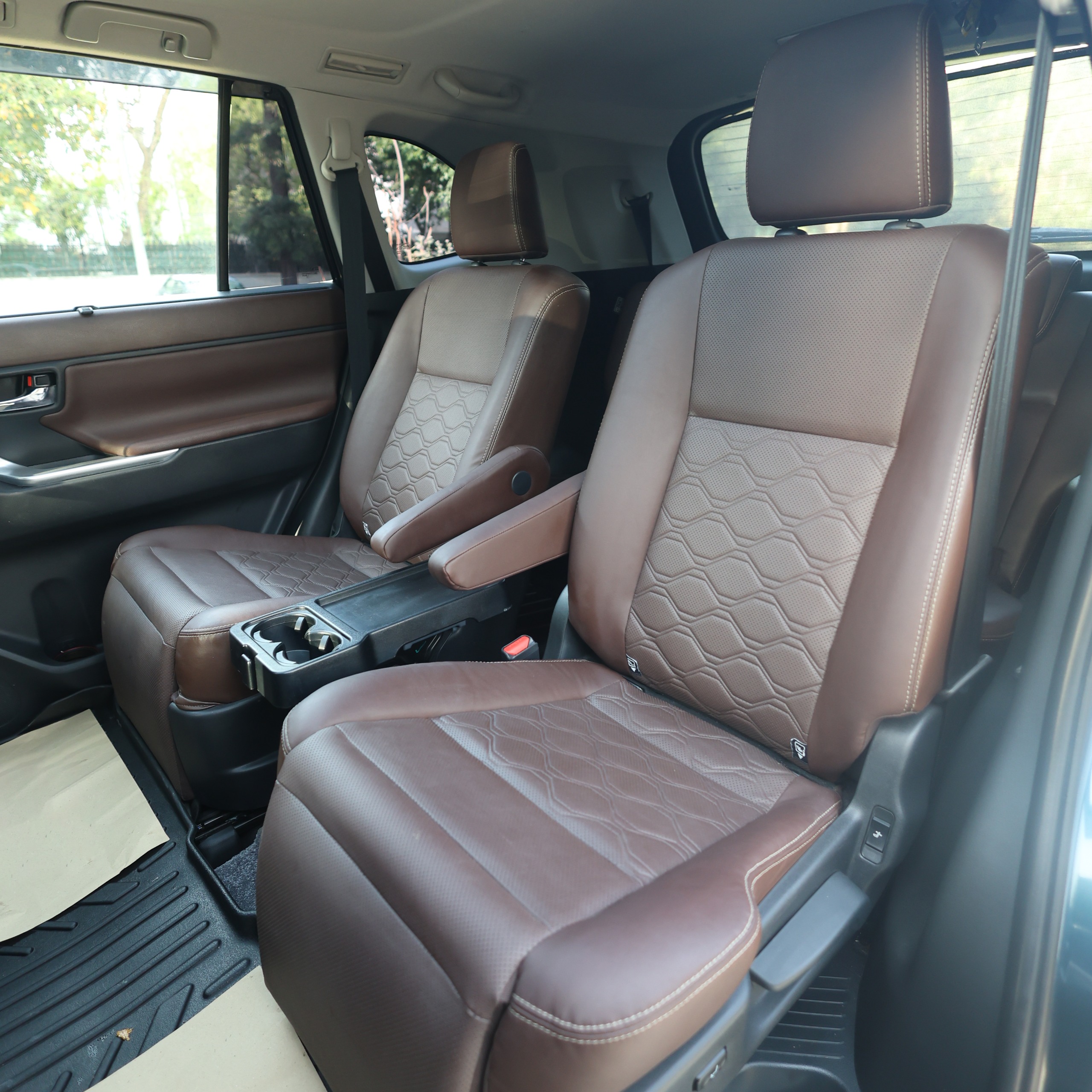 TOYOTA INNOVA HYCROSS ZX(O)