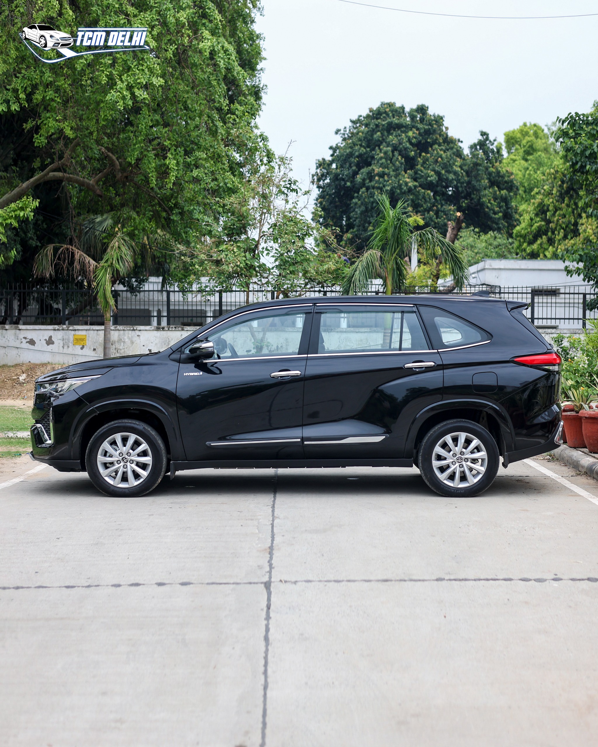 TOYOTA INNOVA HYCROSS VX(O)