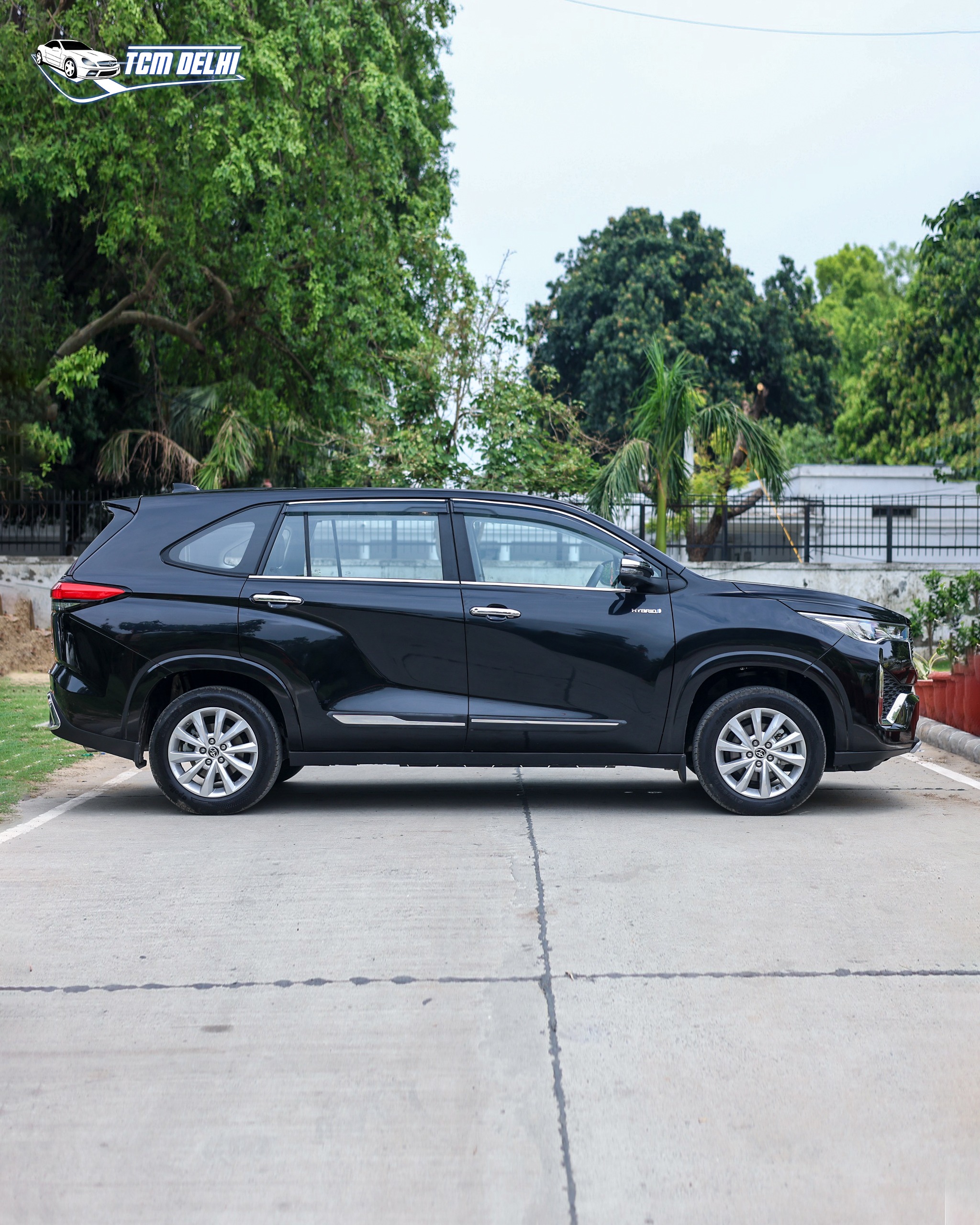 TOYOTA INNOVA HYCROSS VX(O)
